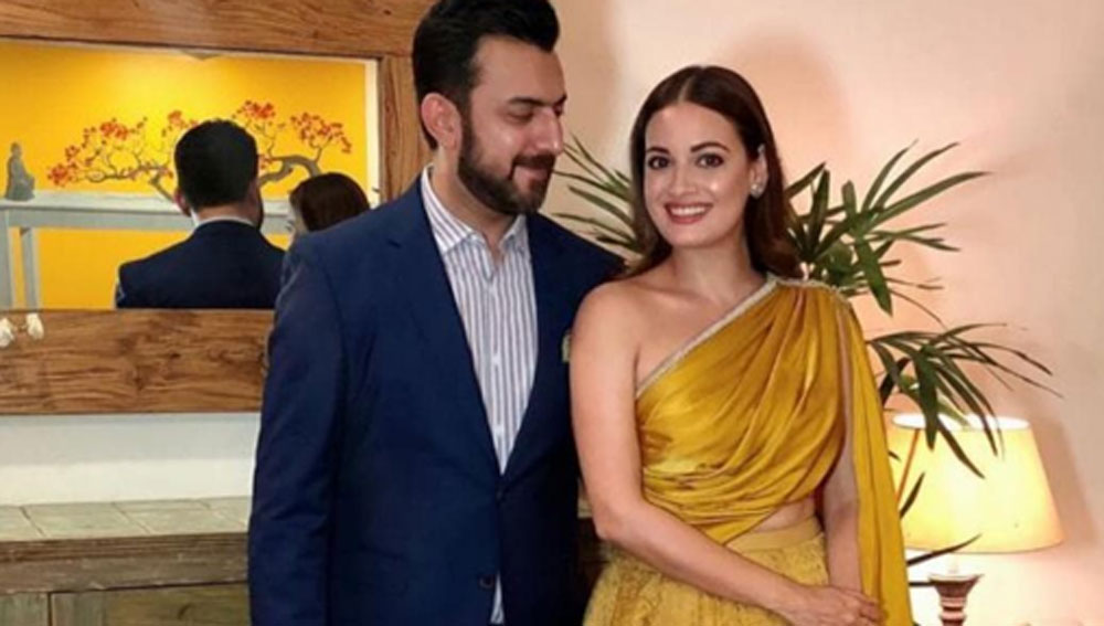 দীর্ঘদিন সম্পর্কে থাকার পর ২০১৪ সালে প্রেমিক শাহিল সঙ্ঘকে বিয়ে করেছিলেন দিয়া। ভালবেসে বিয়ে করলেও দাম্পত্য টেকেনি তাঁদের। ৫ বছর পর ২০১৯ সালে বিবাহবিচ্ছেদের কথা ঘোষণা করেছিলেন তাঁরা।