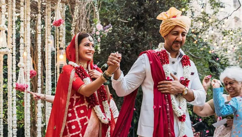 বরুণ ধওয়নের পর পরই বিয়ের পিঁড়িতে বসেন দিয়া মির্জা। প্রেমিক বৈভব রেখির সঙ্গে বিবাহ বন্ধনে আবদ্ধ হন অভিনেত্রী। দিয়ার এটি দ্বিতীয় বিয়ে। লাল বেনারসি, মাথায় লাল ওড়না, টিকলি আর মানানসই হারে সেজে উঠেছিলেন অভিনেত্রী।