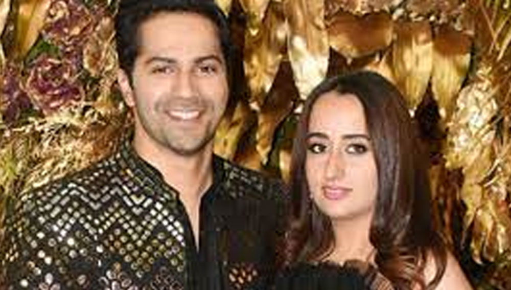 অত্যন্ত ব্যক্তিগত পরিসরে বিয়ে সেরেছেন বরুণ। অতিমারির কারণে আমন্ত্রিতদের তালিকায় ছিলেন মাত্র ৫০ জন। বিয়ের আগের দিন থেকেই ‘দ্য ম্যানসন হাউস’ অতিথিতে ভরে যায়। বিয়ের পর প্রথম হোলি খেলবেন এই তারকা।