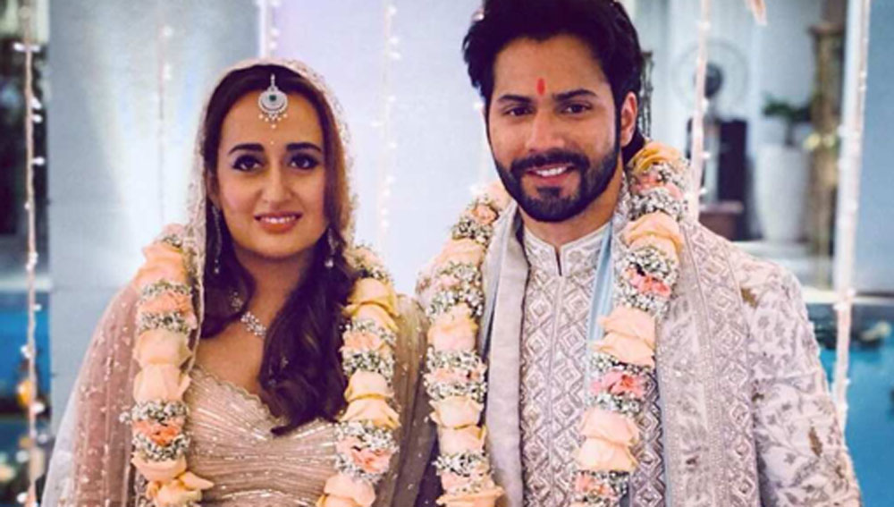 ২৪ জানুয়ারি ছোটবেলার প্রেমিকাকে বিয়ে করেন বরুণ ধওয়ন। বিয়ের আগের দিন সপরিবার আলিবাগের ‘দ্য ম্যানসন হাউস’-এ রওনা দিয়েছিল গোটা পরিবার।