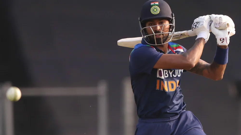 হার্দিক পাণ্ড্য: ব্যাট হাতে ঝড় তুলেছিলেন দ্বিতীয় ম্যাচে। এমন অলরাউন্ডারকে বাদ দেওয়ার কথা ভাববেন কি কোহলীরা?