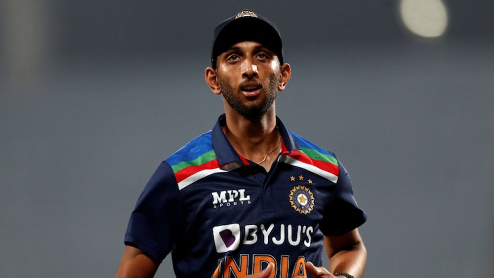 প্রসিদ্ধ কৃষ্ণ: অভিষেকেই নিয়েছিলেন ৪ উইকেট। পরের ম্যাচে সেই ভাবে ছাপ ফেলতে না পারলেও আরও একটা সুযোগ পেতেই পারেন তরুণ পেসার।