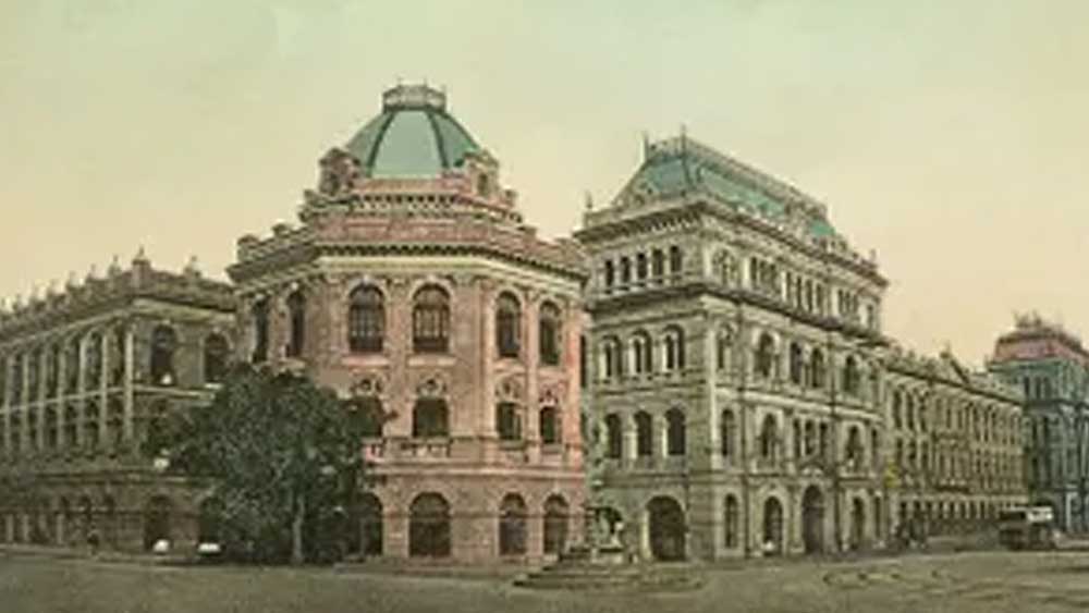 কালের স্রোতে গুরুত্বভার হারিয়ে ‘করণিক’ হয়ে গেল ‘কেরানি’। লিয়ন সাহেবের পরিকল্পনায় তৈরি সেই বাড়িতে বসে তাঁরা কাজ করতেন। তাই লাল ইটের সেই ভবনের নাম হল ‘মহাকরণ’।