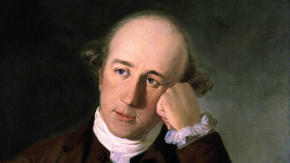 রক্ষণাবেক্ষণের অভাব এবং প্রাকৃতিক দুর্যোগে দ্রুত ভেঙে পড়তে থাকে গির্জাটি। শেষে কার্যত পরিত্যক্ত গির্জা এবং তার চারপাশের জমিই নির্ধারিত হল রাইটার্স বিল্ডিং তৈরির জন্য। পুরনো ফোর্ট উইলিয়মের কাছে ১৭৭৭ থেকে ১৭৮০, এই ৩ বছর ধরে তৈরি হল করণিকদের ভবন। কাজের তত্ত্বাবধানে ছিলেন তৎকালীন গভর্নর জেনারেল উইলিয়াম হেস্টিংস। নতুন ভবন এবং তার চারপাশের এলাকাকে সে সময় এর স্থপতির নামে বলা হত ‘লিয়ন্স রেঞ্জ’।