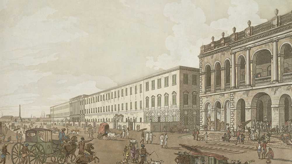 বরাদ্দ করা জমির ৩৭,৮৫০ বর্গফুট জুড়ে তৈরি হয়েছিল ভবনের মূল অংশ। কলকাতায় এটাই নাকি প্রথম তিন তলা বাড়ি। রাইটার্স বিল্ডিংয়ে প্রথমে ১৯টি থাকার ভবন ছিল। তবে এর চেহারা দেখে হতাশ হয়েছিল সেকালের ব্রিটিশ সমাজ। তাঁদের কাছে মনে হয়েছিল ভবনটিকে দেখতে কোনও মলিন হাসপাতালের মতো।