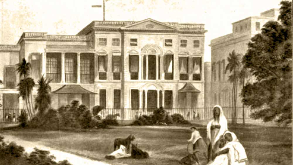 নতুন ভবনে যাঁরা কাজ করবেন, তাঁদের উপযুক্ত প্রশিক্ষণের জন্য সচেষ্ট ছিল ব্রিটিশরা। ইংল্যান্ড থেকে কাজ করতে আসা তরুণরা বাধা পাচ্ছিলেন ভাষা সমস্যার জন্য। সংস্কৃত, বাংলা, উর্দু, আরবি, ফার্সি-সহ একাধিক প্রাচ্য ভাষা শেখানোর প্রয়োজন হল তাঁদের। সেই প্রশিক্ষণের জন্য তৈরি হল ফোর্ট উইলিয়াম কলেজ। পরে কিছু জটিলতার জন্য সেই কলেজ উঠে আসে রাইটার্স ভবনে।