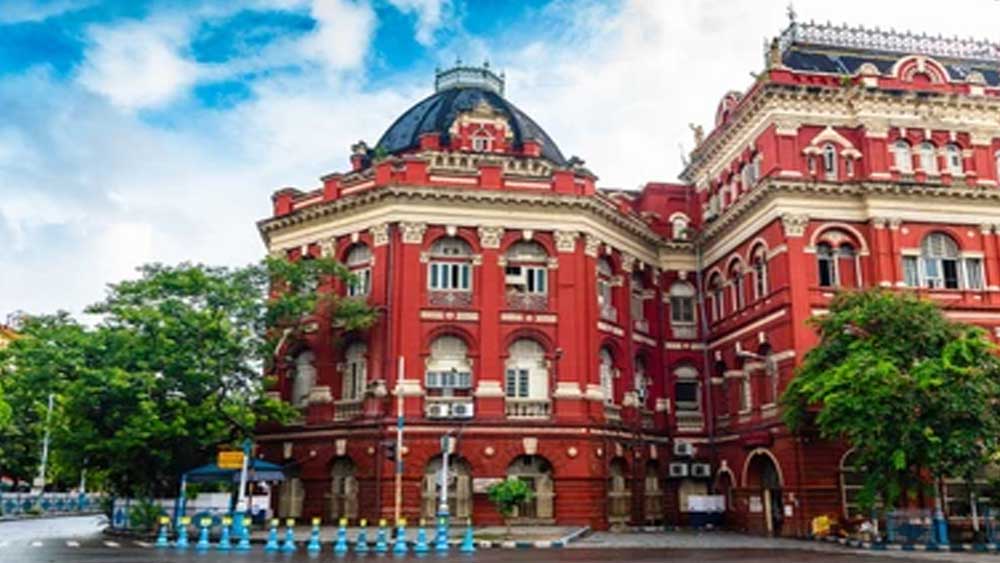 ২৪০ বছরের প্রাচীন এই ভবনে যুগে যুগে বহু পরিবর্তন সাধিত হয়েছে। প্রশাসনিক প্রয়োজনে যুক্ত হয়েছে নতুন নতুন ভবন। কিন্তু আড়ালে চলে গেলেও স্তিমিত হয়নি ব্রিটিশ-সহ অন্য ইউরোপীয় প্রভাব। কলেবরের সঙ্গে বদলেছে ভবনের নামও। টমাস লিয়ন্সের নামে একসময়ে রাইটার্স বিল্ডিং-সহ এই এলাকাকে লিয়ন্স রেঞ্জ বলা হত। কিন্তু সে নাম সূত্রপাতের পরে বেশি দিন স্থায়ী হয়নি।