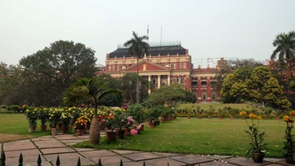 এর রক্তক্ষয়ী পর্বের মধ্যে দিয়ে আমাদের অপিসপাড়া তাঁর নাম পরিচয় পাল্টে হয়ে গিয়েছে ‘বিবাদী বাগ’ হয়ে গিয়েছে, সে কথা আমাদের মনে থাকে না। বিশেষ উপলক্ষ ছাড়া শহরবাসী বিস্মৃত হলেও রাইটার্স বিল্ডিংয়ের গথিক বারান্দা কিন্তু মনে রেখেছে ১৯৩০ সালের ৮ ডিসেম্বরের কথা।