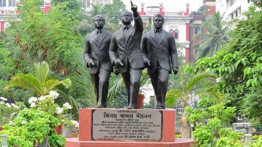  সে দিনই পাশ্চাত্য পোশাকে সেজেগুজে রাইটার্স বিল্ডিংয়ে ঢুকেছিলেন পূর্ববঙ্গের তিন তরুণ। বিনয় বসু, বাদল গুপ্ত এবং দীনেশ গুপ্ত। তাঁদের লক্ষ্য ছিলেন লেফটেন্যান্ট কর্নেল এন এস সিম্পসন। কারাবিভাগের ইনস্পেক্টর জেনারেল পদাধিকারী সিম্পসন কুখ্যাত ছিলেন জেলের ভিতরে বন্দিদের উপর অত্যাচারের জন্য। রাজবন্দিদের উপর তাঁর অকথ্য অত্যাচারের জন্য অনেক দিন ধরেই বিপ্লবীদের মনে পুঞ্জীভূত ছিল ক্ষোভ।