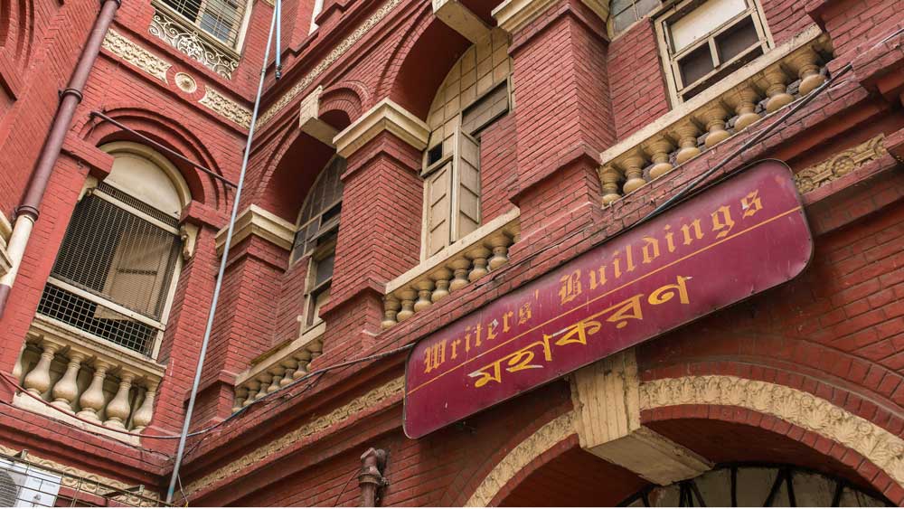  ২০১৩ সালের অক্টোবরে শুরু হয় মহাকরণের দীর্ঘকালব্যাপী সংস্কার পর্ব। মুখ্যমন্ত্রীর কার্যালয়-সহ সব দফতর স্থানান্তরিত হয় হাওড়ার ‘নবান্ন’ ভবনে। স্থানান্তরের আগে পর্যন্ত এই ভবনে রাজ্য সরকারের ৩৪টি দফতর ছিল। সব মিলিয়ে কর্মরত ছিলেন প্রায় ৬ হাজার কর্মী। তাঁরা স্থানান্তরিত হন নতুন কার্যালয় নবান্নে।