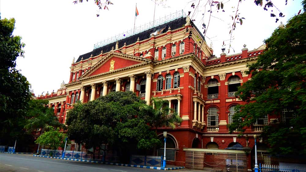 ৫ লক্ষ ৫০ হাজার বর্গফুট এলাকার উপর বিস্তৃত মহাকরণকে মনে করা হয় একটি দুর্গের মতোই। যার ভিতরে ধরে যেতে পারে নাগরিক সুখ স্বাচ্ছন্দ্য-সহ ছোটখাটো একটি শহর।