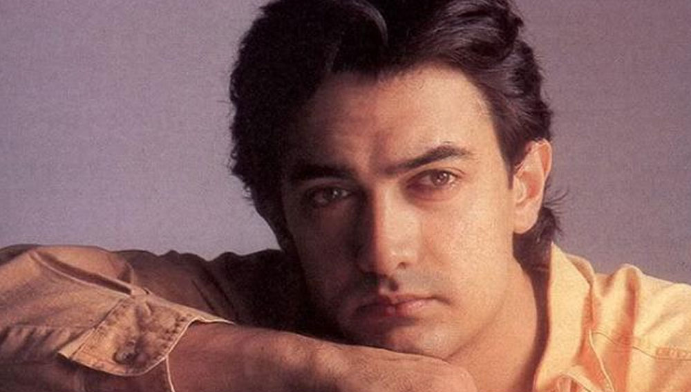 বাইরে দাঁড়িয়ে থাকা আমিরকে নিয়েই তিনি ভিতরে ঢোকেন এবং অলকার সঙ্গে কথা বলার পর আমিরের প্রকৃত পরিচয় দেন।