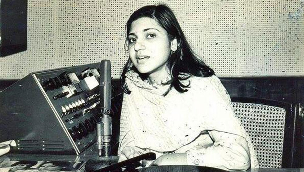 অলকা তখনও আমিরের পরিচয় জানতেন না। তিনি যে ছবির নায়ক এবং পরিচালকের আত্মীয় তাও জানতেন না।