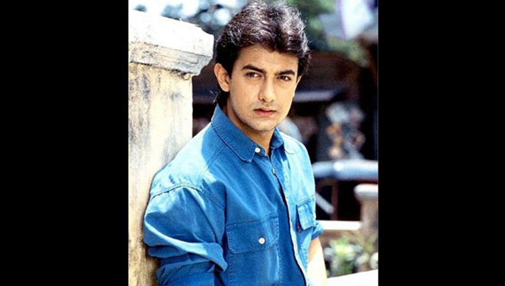 সে সময় স্টুডিয়োর ভিতরে আমিরও ছিলেন। আমির নাকি বারবার তাঁর দিকে তাকাচ্ছিলেন।