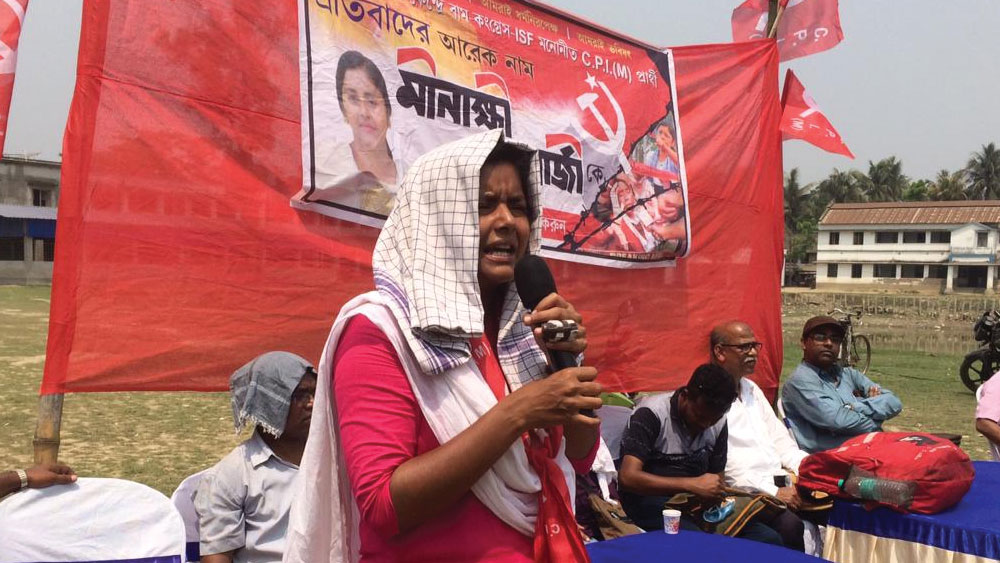 টপ টপ করে ঘাম ঝরছে কপাল-গলায়। কিন্তু ভাষণে এতটাই মগ্ন, সে সব মোছার ভাবনাই নেই।