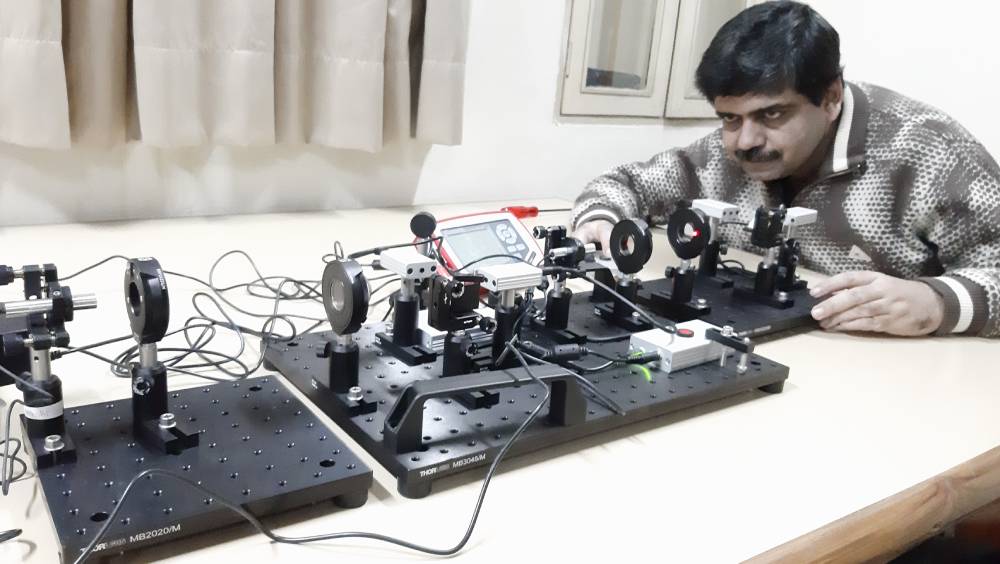 নয়ডার জেপি ইনস্টিটিউট অব ইনফর্মেশন টেকনোলজির গবেষণাগারে অধ্যাপক অনির্বাণ পাঠক। ছবি- লেখকের সৌজন্যে।
