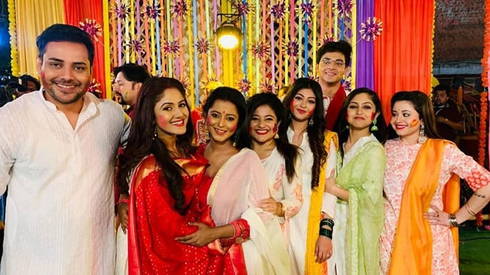 রং মেখেছেন টেলি নায়িকারা