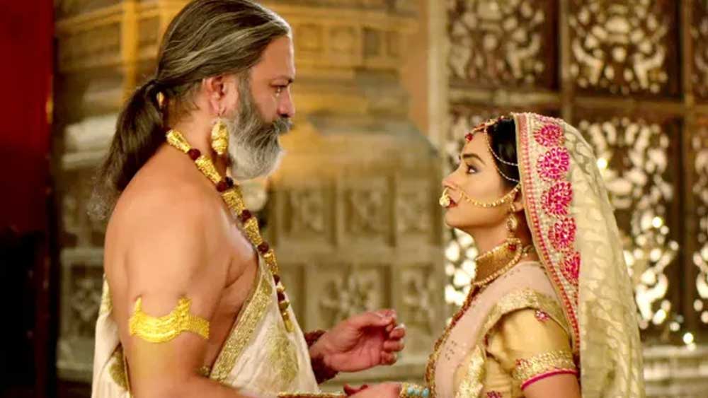 বিজয় আনন্দ এখন টেলিভিশনের পরিচিত মুখ। অভিনয়ের সঙ্গে জারি যোগ প্রশিক্ষণের কাজও। অভিনয়জীবনের প্রথম পর্বে সে ভাবে সফল হতে না পারলেও দ্বিতীয় ইনিংসে অনেক বেশি ছাপ ফেলতে সফল হয়েছেন তিনি।