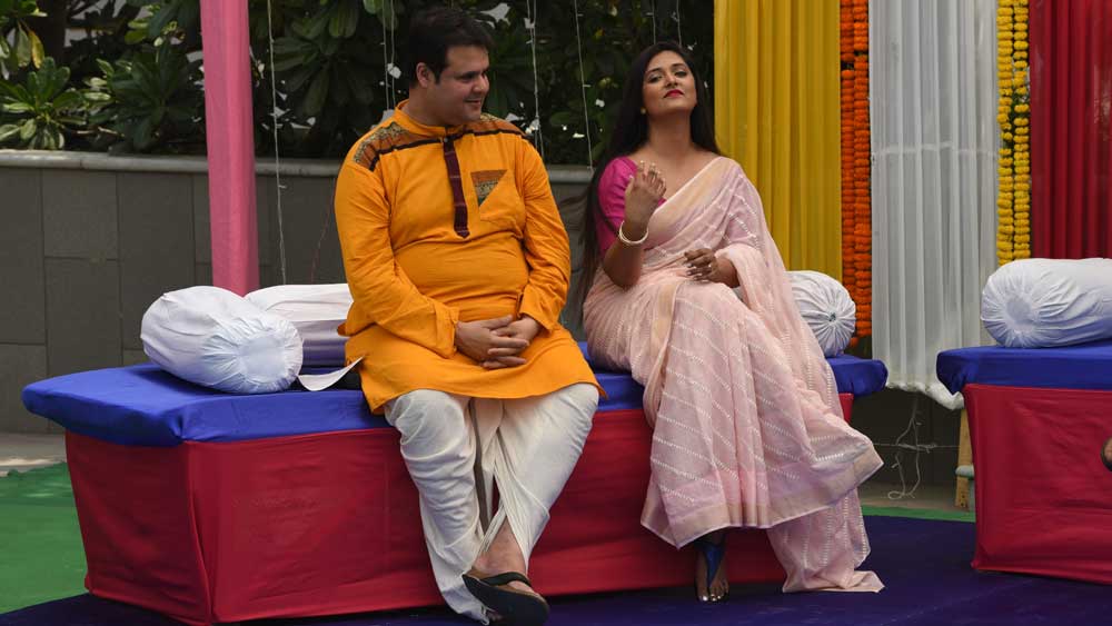 'শেষবেলায়' গাইলেন সোমলতা আচার্য । সুজয়প্রসাদ চট্টোপাধ্যায় উপহার দিলেন কবিতা। 