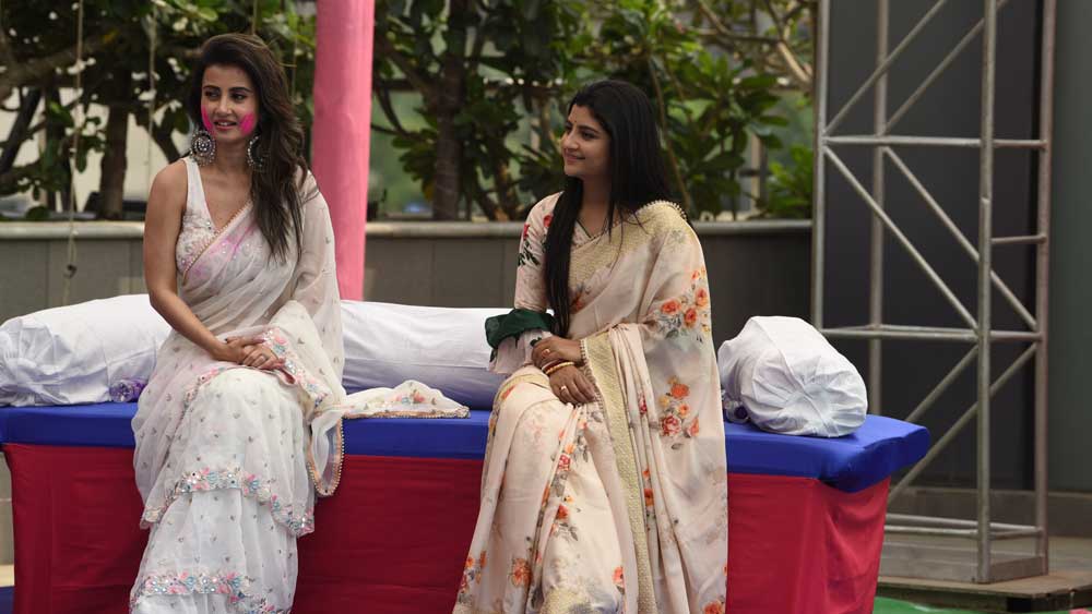 মনামী ঘোষ এবং অদিতি মুন্সি। প্রথমজন নাচের ছন্দে মন ভোলাতে ভালবাসেন। দ্বিতীয় জনের কীর্তনের সুরে মুগ্ধ শ্রোতারা। রঙের উৎসবেও অন্যথা হল না। 