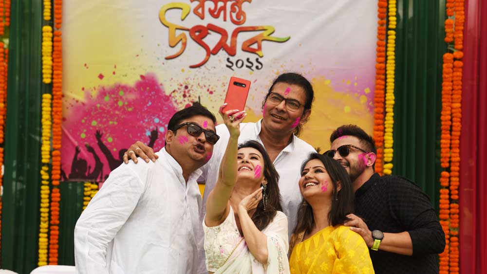 ‘খেলবো হোলি ছবি তুলবো না তাই কখনও হয়!’ মনামীর নিজস্বীতে বিশ্বনাথ, মানালী, অনিন্দ্য এবং সুরজিৎ।