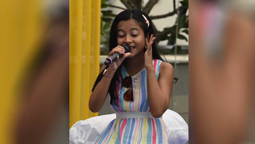 ‘হামি’র সুরে সকলকে ভাসিয়ে নিয়ে গেল  ছোট্ট রণিতা। গলা মেলালেন মনামীও।  