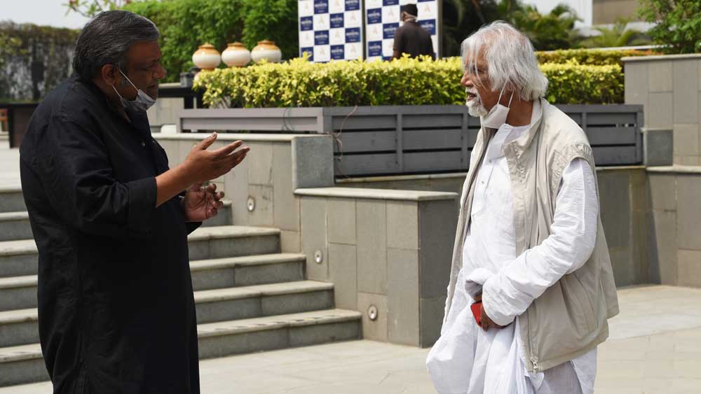 ‘আনন্দবাজার গ্রুপ অব পাবলিকেশনস’-এর এডিটর এমিরেটাস এবং ভাইস চেয়ারম্যান অভীক সরকারের সঙ্গে আলাপচারিতায় পরিচালক কৌশিক গঙ্গোপাধ্যায়।