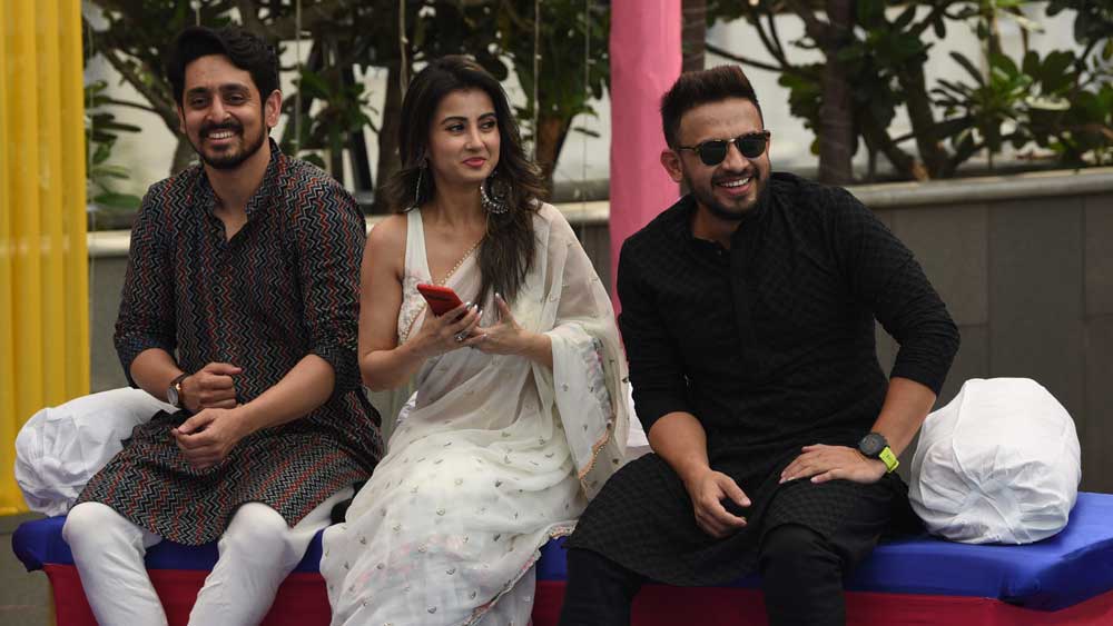 সাদা-কালোয় মন মজেছে ‘বেলাশেষ’ পিউ এবং পলাশের। অর্থাৎ মনামী ঘোষ এবং অনিন্দ্য চট্টোপাধ্যায়। সঙ্গে রয়েছেন মৈনাক বন্দ্যোপাধ্যায়।