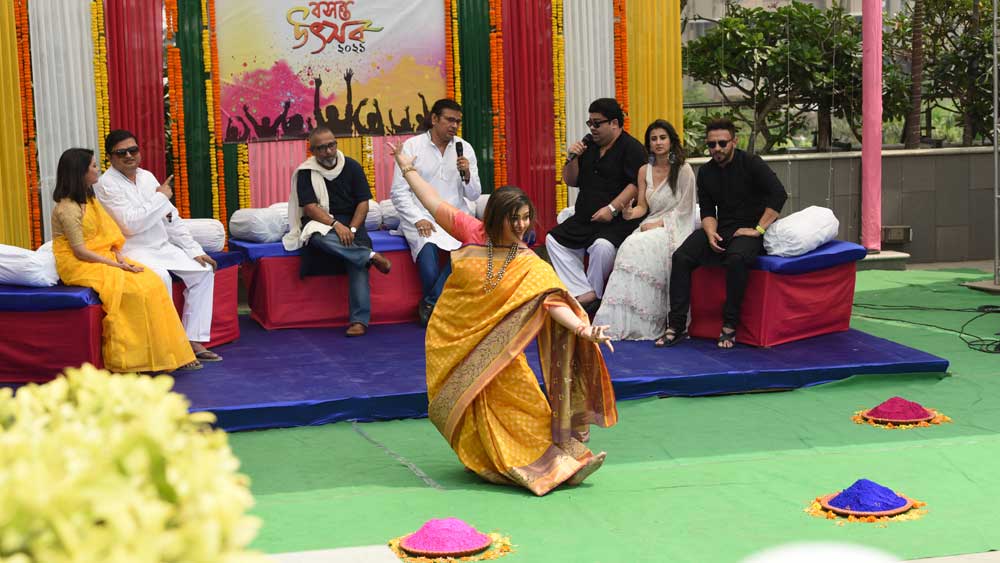 জমজমাট বসন্ত উৎসব। সুরজিৎ এবং অম্বরীশের গান। কণীনিকার নাচ। 