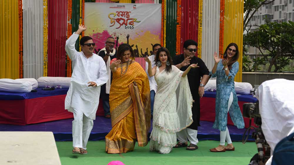 ‘রঙ্গবতী’র সুরে নেচে উঠলেন  বিশ্বনাথ, কনীনিকা, মনামী, অম্বরীশ এবং নুসরত।