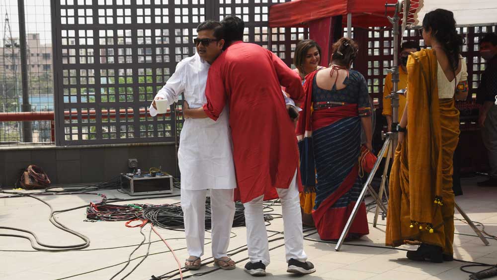 বিশ্বনাথ বসুর সঙ্গে সৌজন্য বিনিময় আদিত্য সেনগুপ্তর।