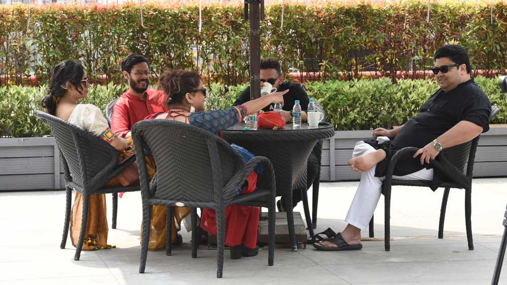 নাচ-গানের ফাঁকেই নিজেদের মতো করে আড্ডা দিলেন খেয়ালি দস্তিদার, আদিত্য সেনগুপ্ত, খেয়া চট্টোপাধ্যায়, অম্বরীশ ভট্টাচার্য এবং অনিন্দ্য চট্টোপাধ্যায়। 