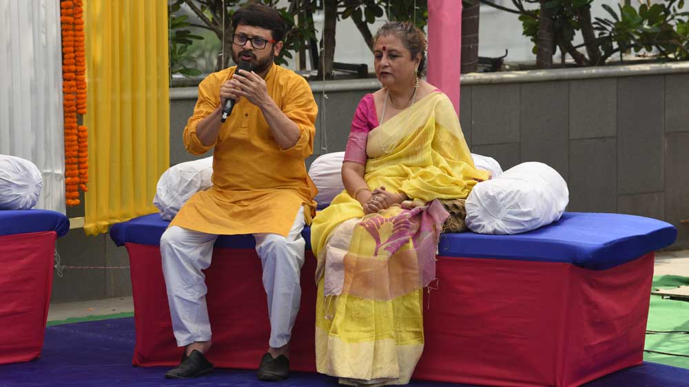 টলিউডের অন্যতম পরিচালক জুটি শিবপ্রসাদ চট্টোপাধ্যায় এবং নন্দিতা রায়। রঙের উৎসবে প্রিয় মানুষদের একসঙ্গে পেয়ে উচ্ছ্বসিত দু'জনেই।