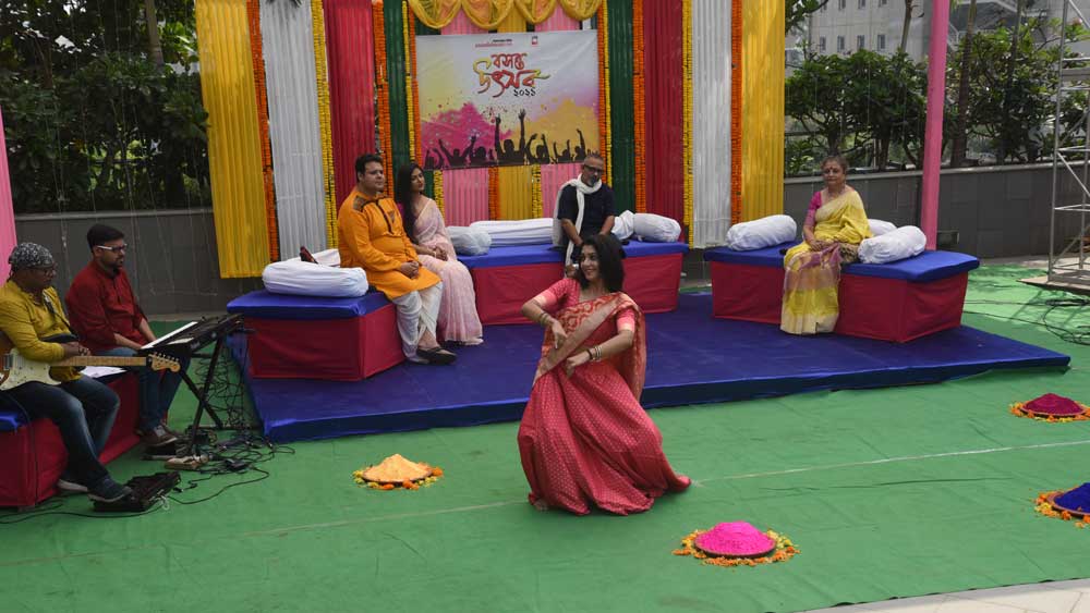 বিয়ের পর প্রথম দোল দেবলীনা কুমারের। ‘নীল দিগন্তে’ গানে নেচে উঠলেন অভিনেত্রী।