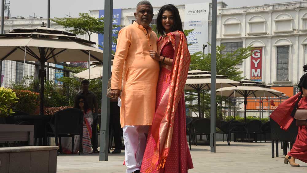 মেয়ে দেবলীনার সঙ্গেই বসন্ত উৎসবে সামিল হয়েছিলেন দেবাশিস কুমার। 