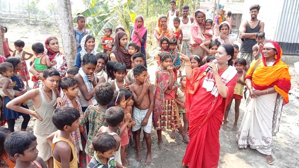  শিশু ও মহিলাদের সঙ্গে অগপ প্রার্থী গায়িকা কল্পনা পাটোয়ারি।