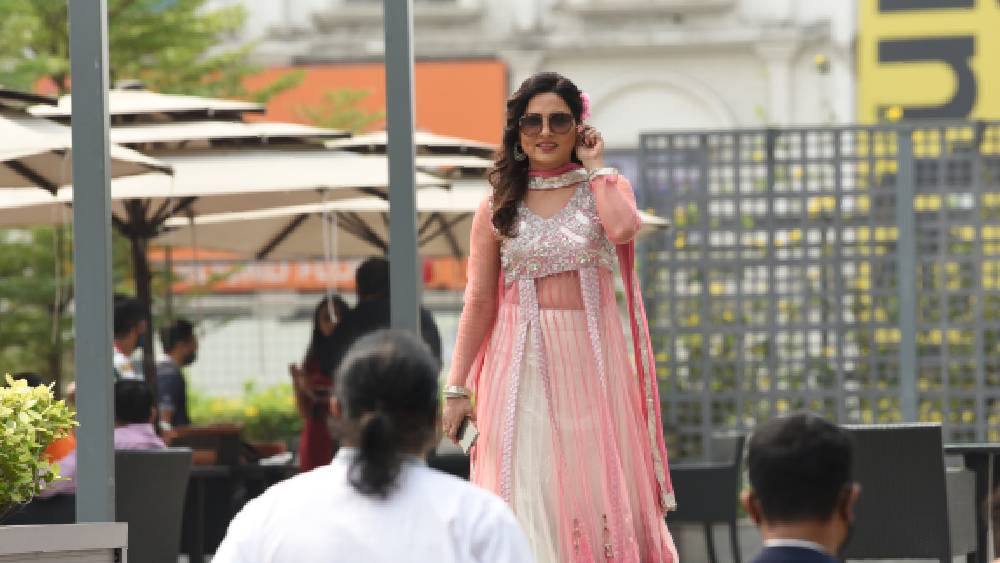 একটু বেলা গড়াতেই আসরে যোগ দিলেন ইন্দ্রাণী দত্ত। ফিরে গেলেন অতীতে। মনে করলেন ছোটবেলার রং খেলার কথা।