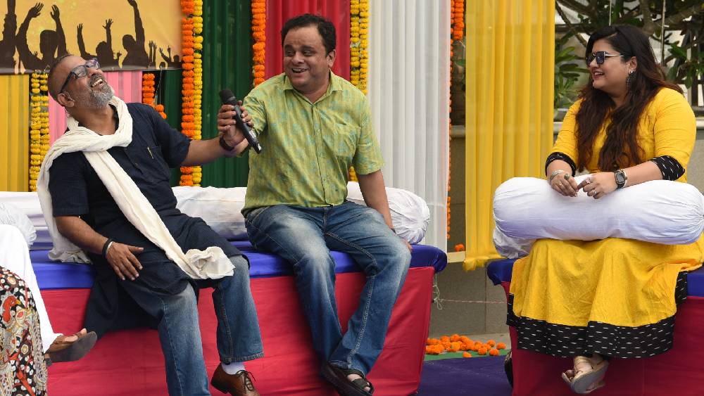  উৎসবের রঙে রঙিন মন্ত্রী ব্রাত্য বসু। দিল্লি থেকে ফিরেই সোজা নোভোতেলের আসরে। 