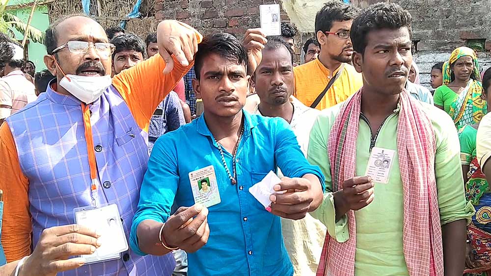  ভোট দিতে না পারার অভিযোগে বিক্ষোভ। পাশে গড়বেতার বিজেপি প্রার্থী মদন রুইদাস। 