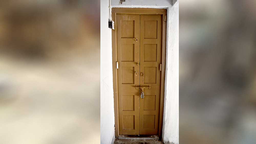 বেলঘরিয়ার পুলিশ আবাসনে মমতার ফ্ল্যাটের দরজায় এখন তালা ঝুলছে। শনিবার। 