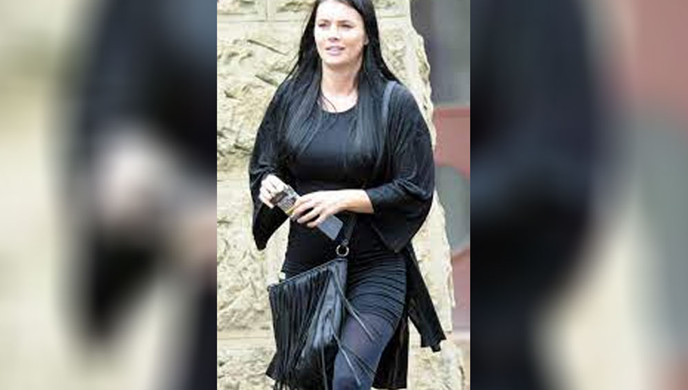 শুধুমাত্র নাকি নিজের আত্মবিশ্বাস ফিরে পাওয়ার জন্য এর পর ১৭ হাজার পাউন্ড খরচ করে স্তনের অস্ত্রোপচার করান ক্যালি।