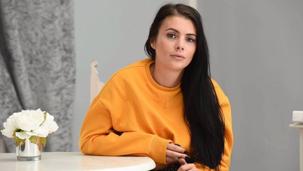 লটারি পাওয়ার সময় পালিত মা-বাবার সঙ্গে ইংল্যান্ডের কামব্রিয়ায় থাকতেন ক্যালি। জ্যাকপট পাওয়ার কয়েক দিনের মধ্যেই নিকি লসন নামে এক ব্যক্তির সঙ্গে তাঁর পরিচয়।