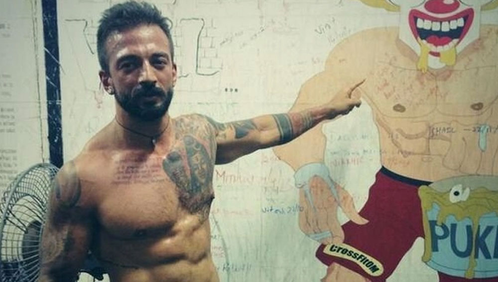 তাঁর বরাবরই ফিটনেসের প্রতি ঝোঁক ছিল। তাই পড়াশোনা শেষ করে তিনি শারীরশিক্ষা নিয়ে প্রশিক্ষণ নেন।