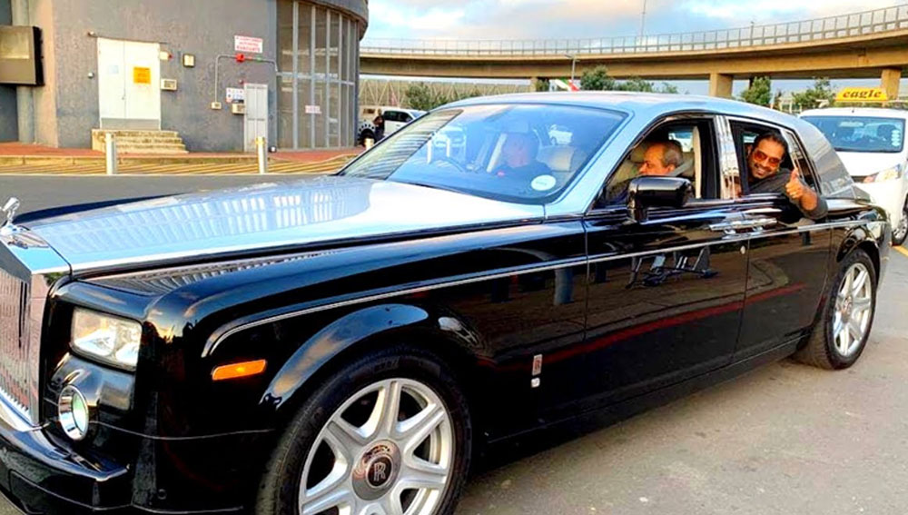 ১৫ কোটি টাকা দিয়ে ২০০১ সালে বাড়িটি কিনেছিলেন তিনি। এ ছাড়া জাগুয়ার, মার্সিডিজ-সহ একাধিক দামি গাড়ি রয়েছে তাঁর।