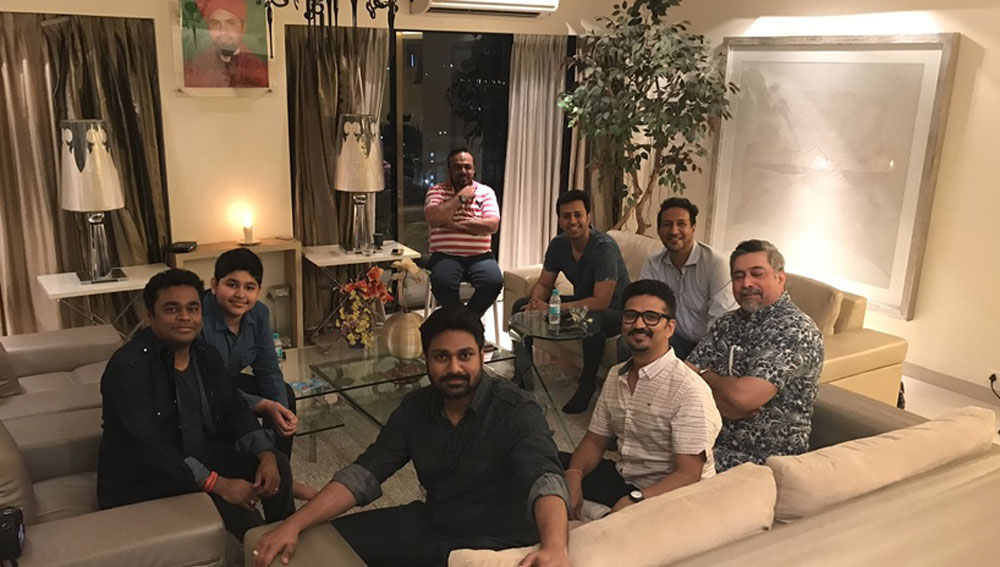 চেন্নাইয়ের বাড়িটির বৈঠকখানাতে চামড়ার আরামদায়ক বড় সোফা রয়েছে।