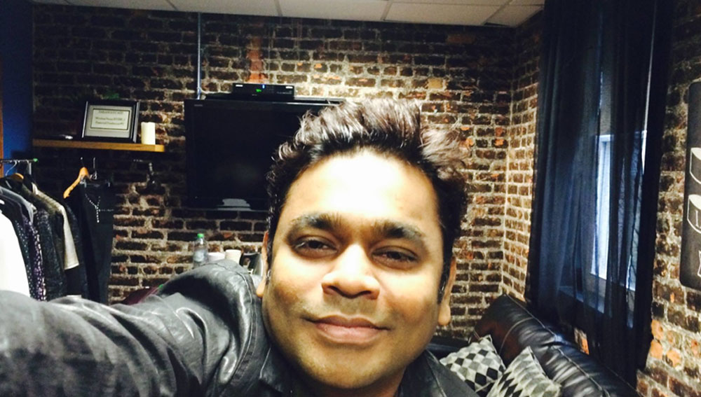 গানের জন্য মাঝে মধ্যেই বিভিন্ন শহরে যেতে হয় তাঁকে। সবচেয়ে বেশি যাতায়াত রয়েছে লস অ্যাঞ্জেলসে। তাই দেশের পাশাপাশি লস অ্যাঞ্জেলসেও একটি বাড়ি রয়েছে তাঁর।