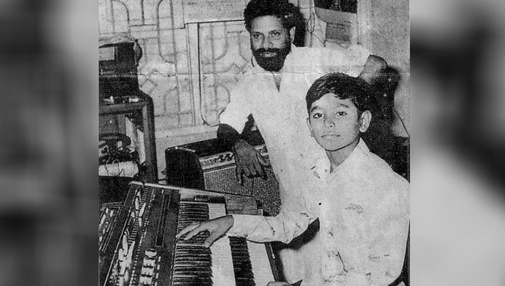 মাত্র ৯ বছর বয়সে তাঁর বাবার মৃত্যু হয়। খেলাধূলা করার সেই বয়সেই পরিবারের সমস্ত ভার কাঁধে তুলে নিতে হয় তাঁকে।