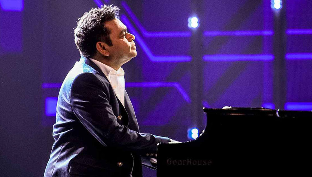 এই প্রবাদগুলি সঠিক প্রমাণ করে তুলেছেন জনপ্রিয় গায়ক এ আর রহমান। কঠোর পরিশ্রমেই নিজের স্বপ্নপূরণ করে তুলেছেন তিনি। অনুরাগীদের কাছে তিনি তাই অনুপ্রেরণা হয়ে উঠেছেন।