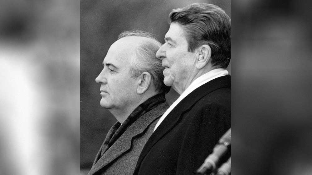 পর্বান্তর: মিখাইল গোর্বাচভ এবং রোনাল্ড রেগন। ঠান্ডা লড়াইয়ের যুগ শেষ হয়ে এল, এ বার বিশ্বশক্তির নতুন সমীকরণ তৈরি হবে।