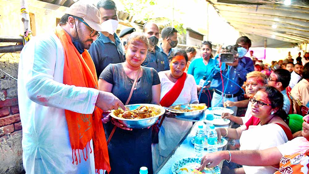 টালিগঞ্জে দলীয় সমর্থকদের খাবার পরিবেশন করছেন বাবুল সুপ্রিয়